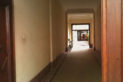 Pogled na ulicu i ulaz